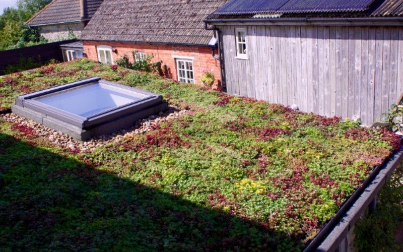 Tätskikt med mekaniskt rotskydd & läggning av sedumtak på garage. Lännersta, Nacka i Stockholm