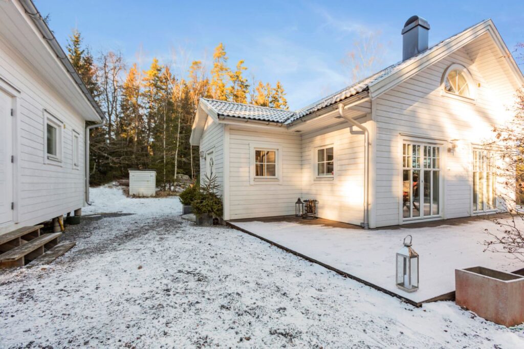 Borttagning av smuts på träpanel i Värmdö Hanskroka, Stockholm