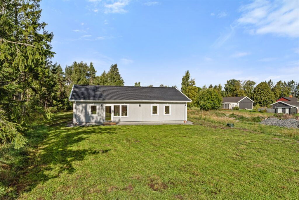 Renovering av asfaltspapp på fritidshus. Haninge Tutviken